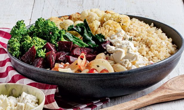 alada de Quinoa com Legumes Assados é uma opção deliciosa e nutritiva para um almoço vegano.
